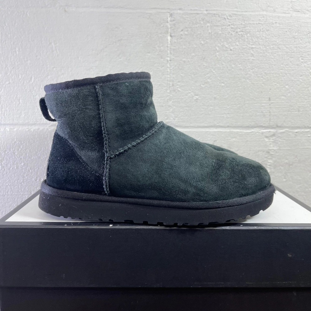 UGG Classic Mini II 1016222 Black Suede Winter‎ Boots Pull On Women's Size 7 US